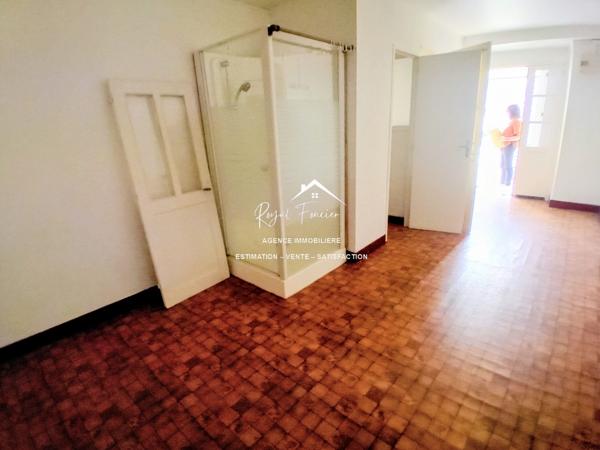 Vue sur la ville, proche du centre à pied et parking à proximité pour y stationner