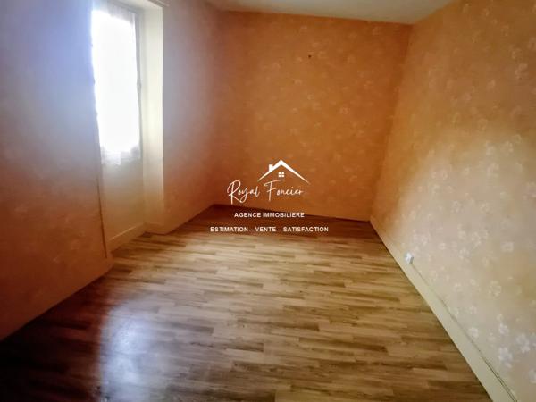 Vue sur la ville, proche du centre à pied et parking à proximité pour y stationner