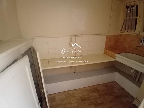 Vue sur la ville, proche du centre à pied et parking à proximité pour y stationner