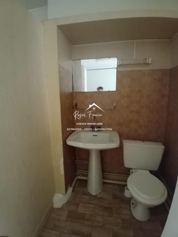 Vue sur la ville, proche du centre à pied et parking à proximité pour y stationner