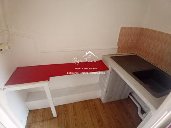 Vue sur la ville, proche du centre à pied et parking à proximité pour y stationner