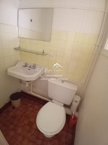 Vue sur la ville, proche du centre à pied et parking à proximité pour y stationner