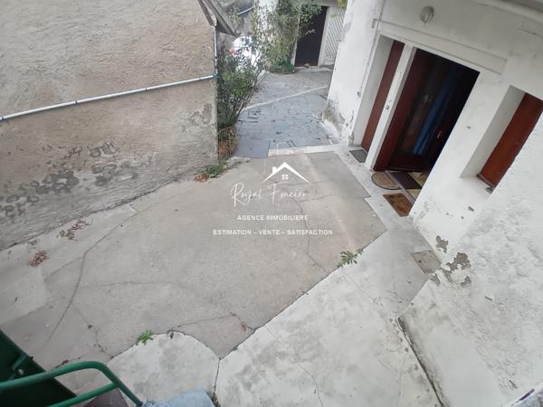 Vue sur la ville, proche du centre à pied et parking à proximité pour y stationner