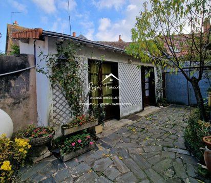 Vue sur la ville, proche du centre à pied et parking à proximité pour y stationner