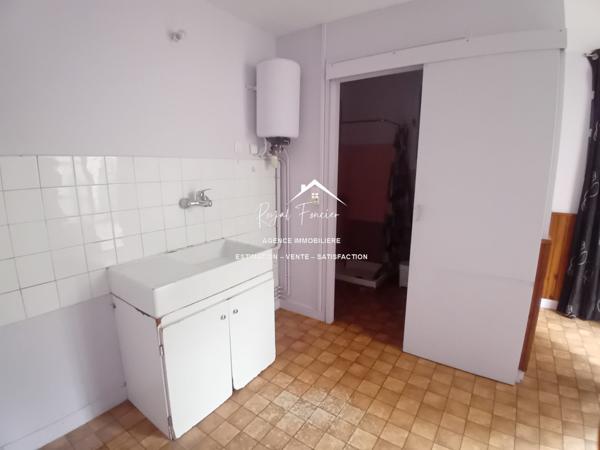 Vue sur la ville, proche du centre à pied et parking à proximité pour y stationner