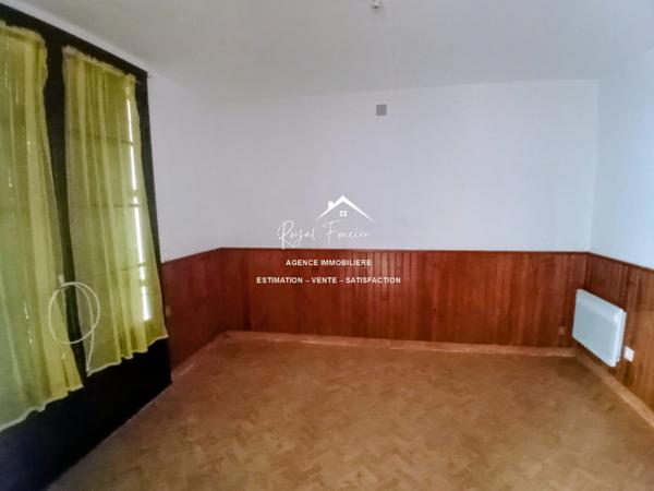 Vue sur la ville, proche du centre à pied et parking à proximité pour y stationner