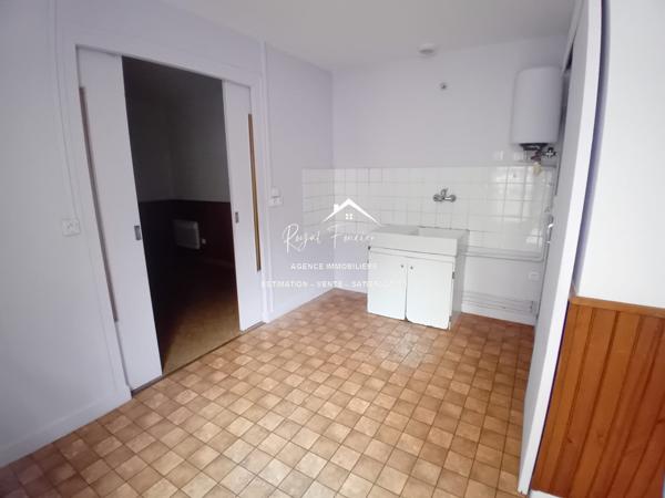 Vue sur la ville, proche du centre à pied et parking à proximité pour y stationner