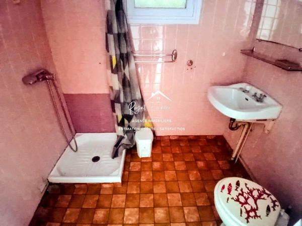 Vue sur la ville, proche du centre à pied et parking à proximité pour y stationner