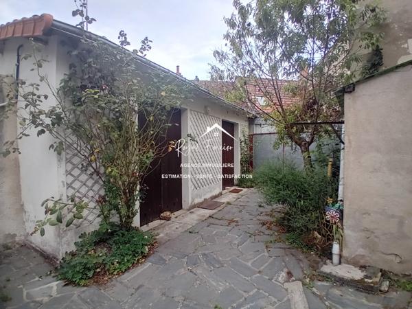 Vue sur la ville, proche du centre à pied et parking à proximité pour y stationner