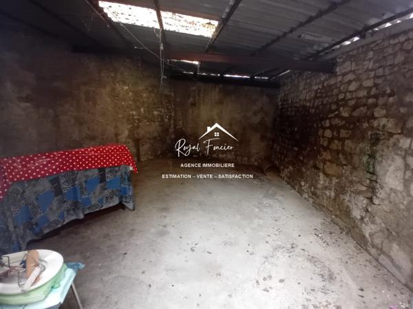 Vue sur la ville, proche du centre à pied et parking à proximité pour y stationner