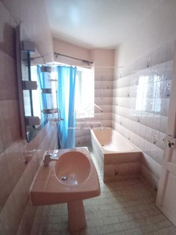 Vue sur la ville, proche du centre à pied et parking à proximité pour y stationner