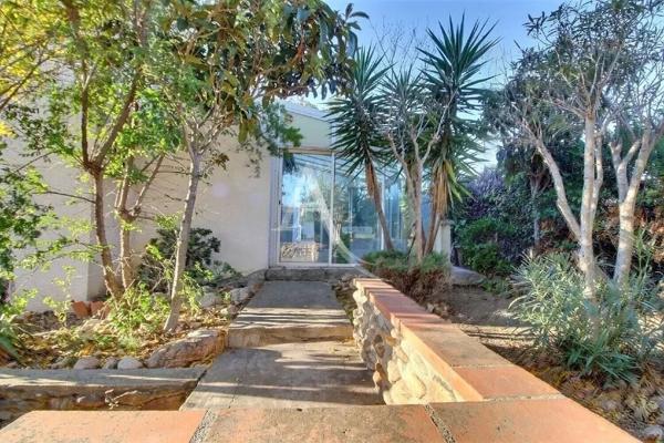 À VENDRE VILLA DE 126 M² SUR TERRAIN 3 FACES AVEC PISCINE