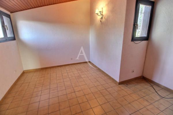 À VENDRE VILLA DE 126 M² SUR TERRAIN 3 FACES AVEC PISCINE