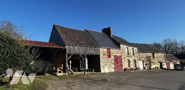 Maison d'habitation en pierres comprenant:
Une cuisine équipée et aménagée, un salon avec chem...