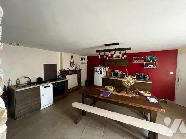 Maison d'habitation en pierres comprenant:
Une cuisine équipée et aménagée, un salon avec chem...