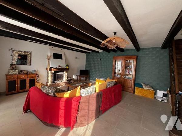 Maison d'habitation en pierres comprenant:
Une cuisine équipée et aménagée, un salon avec chem...