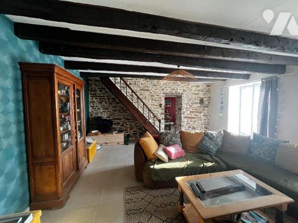 Maison d'habitation en pierres comprenant:
Une cuisine équipée et aménagée, un salon avec chem...