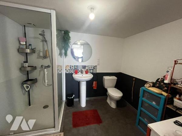 Maison d'habitation en pierres comprenant:
Une cuisine équipée et aménagée, un salon avec chem...