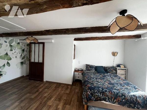 Maison d'habitation en pierres comprenant:
Une cuisine équipée et aménagée, un salon avec chem...