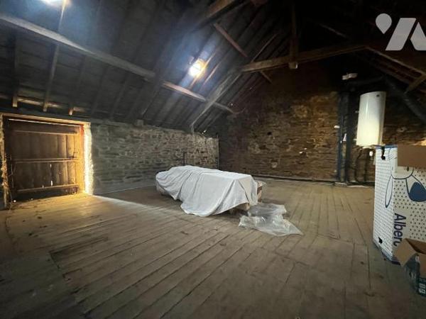 Maison d'habitation en pierres comprenant:
Une cuisine équipée et aménagée, un salon avec chem...