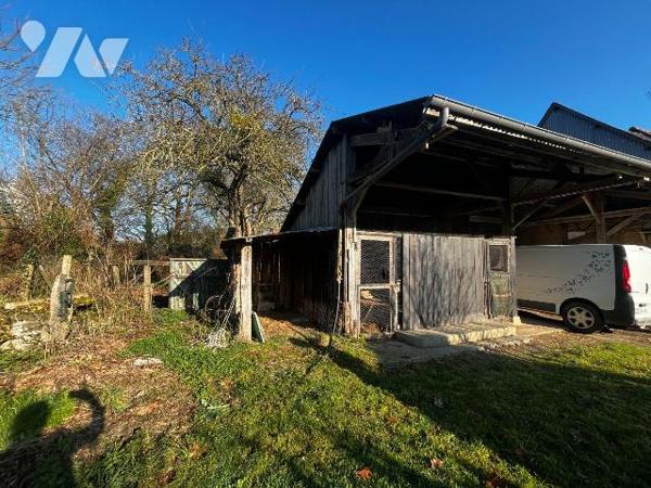 Maison d'habitation en pierres comprenant:
Une cuisine équipée et aménagée, un salon avec chem...