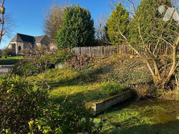 Maison d'habitation en pierres comprenant:
Une cuisine équipée et aménagée, un salon avec chem...