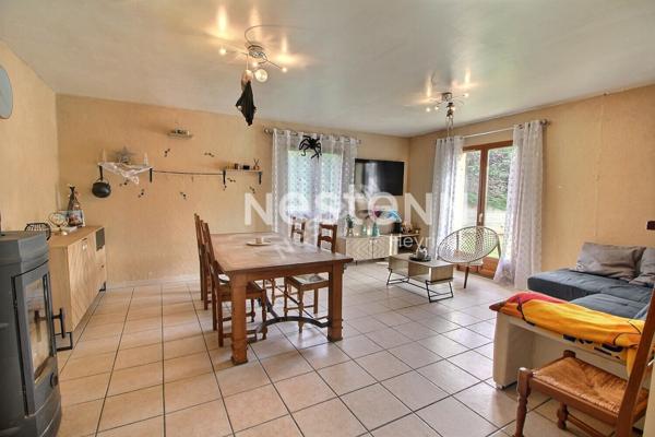 SAINT JEAN DE BOURNAY - Maison 5 pièces plain pied de 100m² sur parcelle de 813m² avec piscine - DPE :D