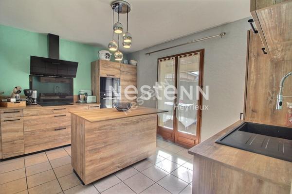 SAINT JEAN DE BOURNAY - Maison 5 pièces plain pied de 100m² sur parcelle de 813m² avec piscine - DPE :D