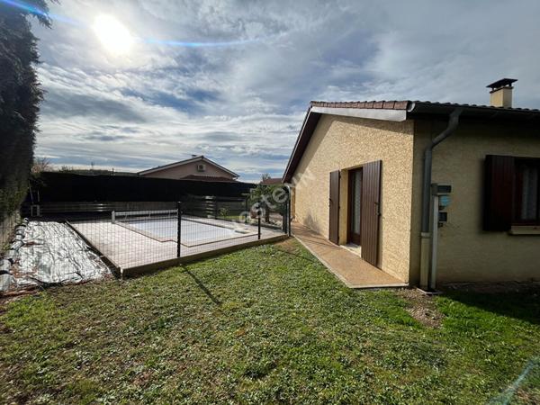 SAINT JEAN DE BOURNAY - Maison 5 pièces plain pied de 100m² sur parcelle de 813m² avec piscine - DPE :D