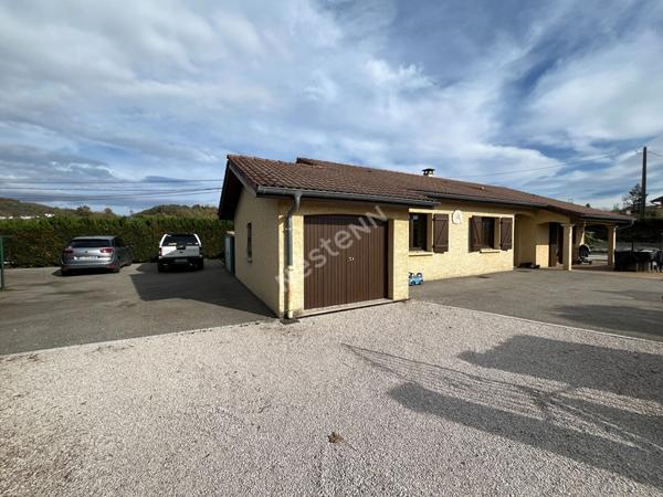 SAINT JEAN DE BOURNAY - Maison 5 pièces plain pied de 100m² sur parcelle de 813m² avec piscine - DPE :D