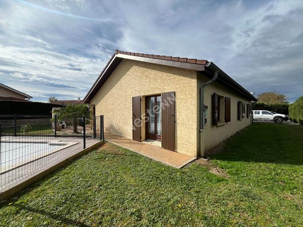 SAINT JEAN DE BOURNAY - Maison 5 pièces plain pied de 100m² sur parcelle de 813m² avec piscine - DPE :D