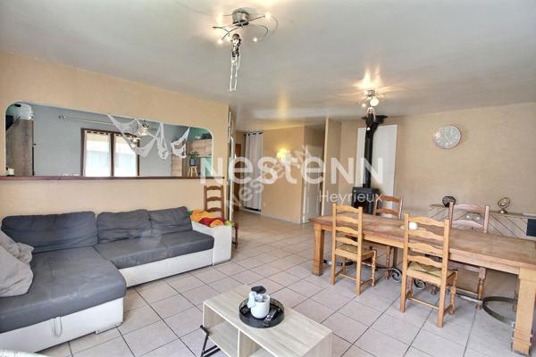 SAINT JEAN DE BOURNAY - Maison 5 pièces plain pied de 100m² sur parcelle de 813m² avec piscine - DPE :D