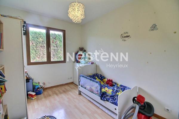 SAINT JEAN DE BOURNAY - Maison 5 pièces plain pied de 100m² sur parcelle de 813m² avec piscine - DPE :D