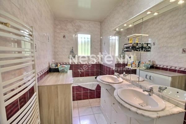 SAINT JEAN DE BOURNAY - Maison 5 pièces plain pied de 100m² sur parcelle de 813m² avec piscine - DPE :D