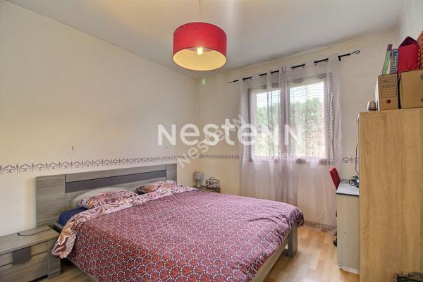 SAINT JEAN DE BOURNAY - Maison 5 pièces plain pied de 100m² sur parcelle de 813m² avec piscine - DPE :D