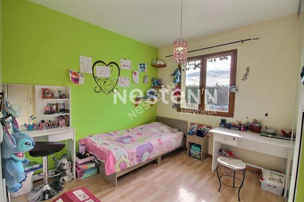 SAINT JEAN DE BOURNAY - Maison 5 pièces plain pied de 100m² sur parcelle de 813m² avec piscine - DPE :D