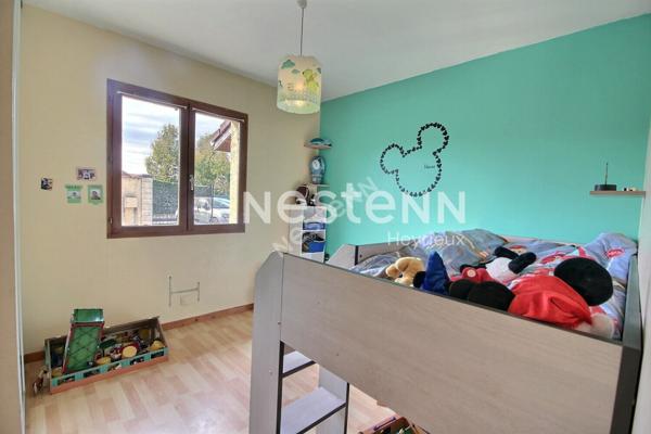 SAINT JEAN DE BOURNAY - Maison 5 pièces plain pied de 100m² sur parcelle de 813m² avec piscine - DPE :D