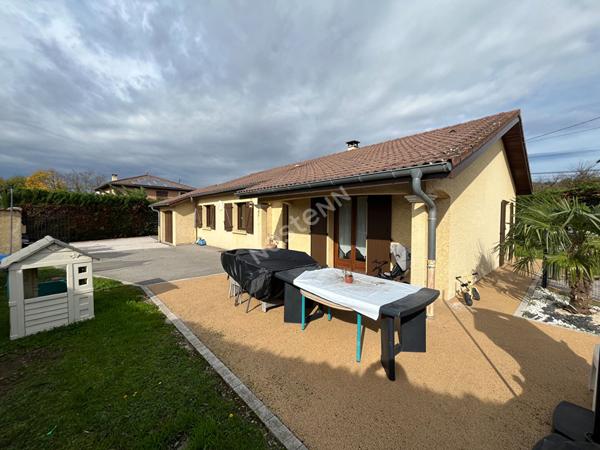 SAINT JEAN DE BOURNAY - Maison 5 pièces plain pied de 100m² sur parcelle de 813m² avec piscine - DPE :D