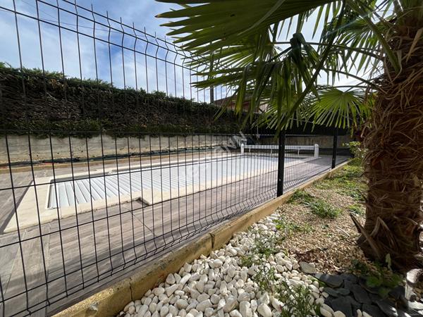 SAINT JEAN DE BOURNAY - Maison 5 pièces plain pied de 100m² sur parcelle de 813m² avec piscine - DPE :D