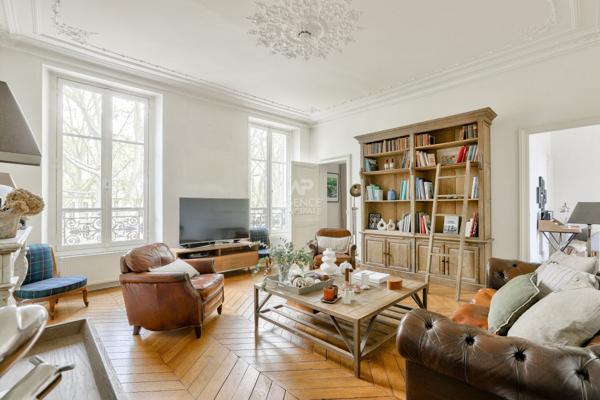 Versailles Notre-Dame Appartement 4 pièces 104 m² situé au 2eme étage avec cave €965 000 ** - Référence 27235