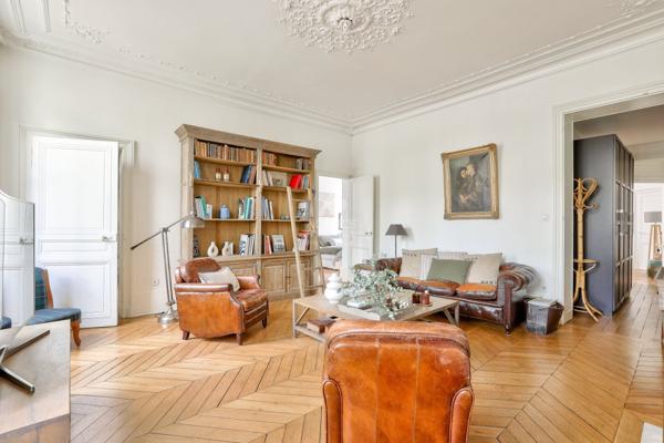 Versailles Notre-Dame Appartement 4 pièces 104 m² situé au 2eme étage avec cave €965 000 ** - Référence 27235