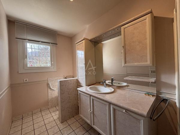 Maison familiale avec jardin et sous-sol complet