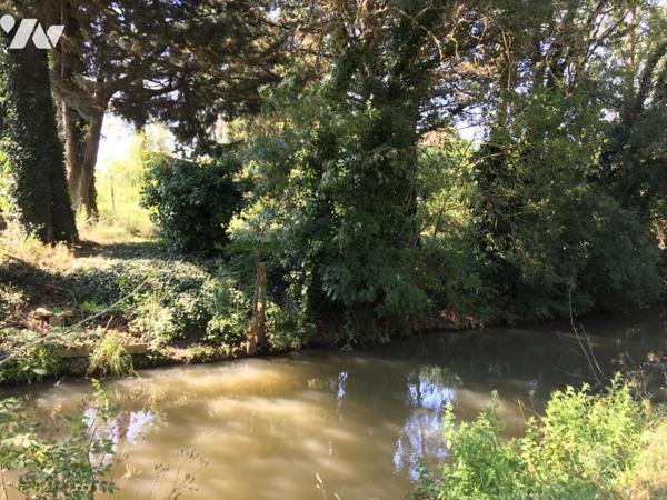 SAINT HILAIRE LA PALUD, maison ancienne à rénover de 113 m²