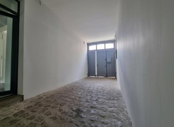 Belle maison angevine avec porche, à proximité immédiate de la Place du Lycée