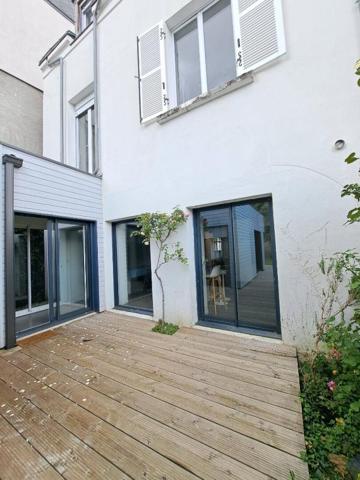 Belle maison angevine avec porche, à proximité immédiate de la Place du Lycée