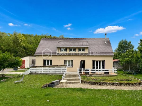 Située sur la commune recherchée de Monthyon, dans un environnement calme tout en restant proche des commodités, cette propriété rare offre un potentiel exceptionnel pour les familles, investisseurs, artisans, professionnels du BTP ou marchands de biens.

À seulement 6 minutes du collège de Saint-Soupplets en bus, avec les écoles maternelle et primaire sur la commune, vous bénéficierez également du développement économique du secteur grâce à l’implantation prochaine d’une nouvelle zone d’activités et commerciale comprenant commerces et pôle médical.
L’ensemble est implanté sur près de 8 000 m² de terrain, répartis entre environ 4 000 m² constructibles à vocation habitation et activités professionnelles et 4 000 m² à vocation industrielle, offrant de nombreuses perspectives de valorisation et d’exploitation.

La maison principale, édifiée sur un sous-sol total, développe 152 m² habitables et 172 m² utiles. Bien entretenue, elle bénéficie de prestations confortables avec chauffage au gaz, menuiseries PVC double vitrage et un très bon classement énergétique.

- Au rez-de-chaussée, vous découvrirez une entrée avec rangements, une cuisine indépendante aménagée et équipée, ainsi qu’un vaste double séjour lumineux avec accès direct à la terrasse. Deux chambres de plus de 12 m², une salle de bains et un WC permettent une vie de plain-pied particulièrement appréciable.

- À l’étage, construit sur plancher béton et bénéficiant de véritables hauteurs sous plafond, l’espace nuit se compose de trois grandes chambres de 15 à 30 m², d’un vaste palier, d’un dressing, d’une salle de bains et d’un WC.

- Le sous-sol total offre de multiples espaces de stockage, d’atelier ou de stationnement.

À l’extérieur, les prestations sont rares : Grande dépendance de plus de 80 m². Plusieurs box à chevaux. Nombreuses possibilités de stationnement à l’intérieur de la propriété. Terrain plat offrant un potentiel important pour différents projets résidentiels, professionnels ou équestres.

Un bien unique sur le secteur, réunissant habitation familiale, potentiel foncier, dépendances et opportunités d’investissement.
Une opportunité rare pour les investisseurs, entrepreneurs, artisans ou toute personne recherchant un domaine aux multiples possibilités d’exploitation.