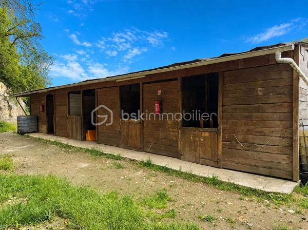 Située sur la commune recherchée de Monthyon, dans un environnement calme tout en restant proche des commodités, cette propriété rare offre un potentiel exceptionnel pour les familles, investisseurs, artisans, professionnels du BTP ou marchands de biens.

À seulement 6 minutes du collège de Saint-Soupplets en bus, avec les écoles maternelle et primaire sur la commune, vous bénéficierez également du développement économique du secteur grâce à l’implantation prochaine d’une nouvelle zone d’activités et commerciale comprenant commerces et pôle médical.
L’ensemble est implanté sur près de 8 000 m² de terrain, répartis entre environ 4 000 m² constructibles à vocation habitation et activités professionnelles et 4 000 m² à vocation industrielle, offrant de nombreuses perspectives de valorisation et d’exploitation.

La maison principale, édifiée sur un sous-sol total, développe 152 m² habitables et 172 m² utiles. Bien entretenue, elle bénéficie de prestations confortables avec chauffage au gaz, menuiseries PVC double vitrage et un très bon classement énergétique.

- Au rez-de-chaussée, vous découvrirez une entrée avec rangements, une cuisine indépendante aménagée et équipée, ainsi qu’un vaste double séjour lumineux avec accès direct à la terrasse. Deux chambres de plus de 12 m², une salle de bains et un WC permettent une vie de plain-pied particulièrement appréciable.

- À l’étage, construit sur plancher béton et bénéficiant de véritables hauteurs sous plafond, l’espace nuit se compose de trois grandes chambres de 15 à 30 m², d’un vaste palier, d’un dressing, d’une salle de bains et d’un WC.

- Le sous-sol total offre de multiples espaces de stockage, d’atelier ou de stationnement.

À l’extérieur, les prestations sont rares : Grande dépendance de plus de 80 m². Plusieurs box à chevaux. Nombreuses possibilités de stationnement à l’intérieur de la propriété. Terrain plat offrant un potentiel important pour différents projets résidentiels, professionnels ou équestres.

Un bien unique sur le secteur, réunissant habitation familiale, potentiel foncier, dépendances et opportunités d’investissement.
Une opportunité rare pour les investisseurs, entrepreneurs, artisans ou toute personne recherchant un domaine aux multiples possibilités d’exploitation.