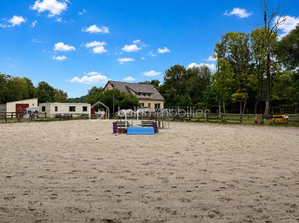 Située sur la commune recherchée de Monthyon, dans un environnement calme tout en restant proche des commodités, cette propriété rare offre un potentiel exceptionnel pour les familles, investisseurs, artisans, professionnels du BTP ou marchands de biens.

À seulement 6 minutes du collège de Saint-Soupplets en bus, avec les écoles maternelle et primaire sur la commune, vous bénéficierez également du développement économique du secteur grâce à l’implantation prochaine d’une nouvelle zone d’activités et commerciale comprenant commerces et pôle médical.
L’ensemble est implanté sur près de 8 000 m² de terrain, répartis entre environ 4 000 m² constructibles à vocation habitation et activités professionnelles et 4 000 m² à vocation industrielle, offrant de nombreuses perspectives de valorisation et d’exploitation.

La maison principale, édifiée sur un sous-sol total, développe 152 m² habitables et 172 m² utiles. Bien entretenue, elle bénéficie de prestations confortables avec chauffage au gaz, menuiseries PVC double vitrage et un très bon classement énergétique.

- Au rez-de-chaussée, vous découvrirez une entrée avec rangements, une cuisine indépendante aménagée et équipée, ainsi qu’un vaste double séjour lumineux avec accès direct à la terrasse. Deux chambres de plus de 12 m², une salle de bains et un WC permettent une vie de plain-pied particulièrement appréciable.

- À l’étage, construit sur plancher béton et bénéficiant de véritables hauteurs sous plafond, l’espace nuit se compose de trois grandes chambres de 15 à 30 m², d’un vaste palier, d’un dressing, d’une salle de bains et d’un WC.

- Le sous-sol total offre de multiples espaces de stockage, d’atelier ou de stationnement.

À l’extérieur, les prestations sont rares : Grande dépendance de plus de 80 m². Plusieurs box à chevaux. Nombreuses possibilités de stationnement à l’intérieur de la propriété. Terrain plat offrant un potentiel important pour différents projets résidentiels, professionnels ou équestres.

Un bien unique sur le secteur, réunissant habitation familiale, potentiel foncier, dépendances et opportunités d’investissement.
Une opportunité rare pour les investisseurs, entrepreneurs, artisans ou toute personne recherchant un domaine aux multiples possibilités d’exploitation.