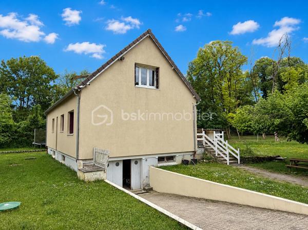Située sur la commune recherchée de Monthyon, dans un environnement calme tout en restant proche des commodités, cette propriété rare offre un potentiel exceptionnel pour les familles, investisseurs, artisans, professionnels du BTP ou marchands de biens.

À seulement 6 minutes du collège de Saint-Soupplets en bus, avec les écoles maternelle et primaire sur la commune, vous bénéficierez également du développement économique du secteur grâce à l’implantation prochaine d’une nouvelle zone d’activités et commerciale comprenant commerces et pôle médical.
L’ensemble est implanté sur près de 8 000 m² de terrain, répartis entre environ 4 000 m² constructibles à vocation habitation et activités professionnelles et 4 000 m² à vocation industrielle, offrant de nombreuses perspectives de valorisation et d’exploitation.

La maison principale, édifiée sur un sous-sol total, développe 152 m² habitables et 172 m² utiles. Bien entretenue, elle bénéficie de prestations confortables avec chauffage au gaz, menuiseries PVC double vitrage et un très bon classement énergétique.

- Au rez-de-chaussée, vous découvrirez une entrée avec rangements, une cuisine indépendante aménagée et équipée, ainsi qu’un vaste double séjour lumineux avec accès direct à la terrasse. Deux chambres de plus de 12 m², une salle de bains et un WC permettent une vie de plain-pied particulièrement appréciable.

- À l’étage, construit sur plancher béton et bénéficiant de véritables hauteurs sous plafond, l’espace nuit se compose de trois grandes chambres de 15 à 30 m², d’un vaste palier, d’un dressing, d’une salle de bains et d’un WC.

- Le sous-sol total offre de multiples espaces de stockage, d’atelier ou de stationnement.

À l’extérieur, les prestations sont rares : Grande dépendance de plus de 80 m². Plusieurs box à chevaux. Nombreuses possibilités de stationnement à l’intérieur de la propriété. Terrain plat offrant un potentiel important pour différents projets résidentiels, professionnels ou équestres.

Un bien unique sur le secteur, réunissant habitation familiale, potentiel foncier, dépendances et opportunités d’investissement.
Une opportunité rare pour les investisseurs, entrepreneurs, artisans ou toute personne recherchant un domaine aux multiples possibilités d’exploitation.