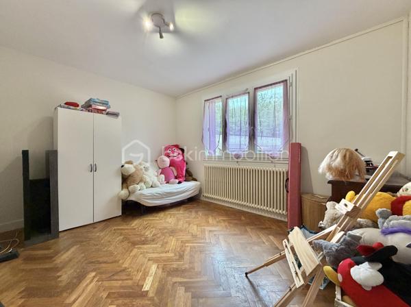 Située sur la commune recherchée de Monthyon, dans un environnement calme tout en restant proche des commodités, cette propriété rare offre un potentiel exceptionnel pour les familles, investisseurs, artisans, professionnels du BTP ou marchands de biens.

À seulement 6 minutes du collège de Saint-Soupplets en bus, avec les écoles maternelle et primaire sur la commune, vous bénéficierez également du développement économique du secteur grâce à l’implantation prochaine d’une nouvelle zone d’activités et commerciale comprenant commerces et pôle médical.
L’ensemble est implanté sur près de 8 000 m² de terrain, répartis entre environ 4 000 m² constructibles à vocation habitation et activités professionnelles et 4 000 m² à vocation industrielle, offrant de nombreuses perspectives de valorisation et d’exploitation.

La maison principale, édifiée sur un sous-sol total, développe 152 m² habitables et 172 m² utiles. Bien entretenue, elle bénéficie de prestations confortables avec chauffage au gaz, menuiseries PVC double vitrage et un très bon classement énergétique.

- Au rez-de-chaussée, vous découvrirez une entrée avec rangements, une cuisine indépendante aménagée et équipée, ainsi qu’un vaste double séjour lumineux avec accès direct à la terrasse. Deux chambres de plus de 12 m², une salle de bains et un WC permettent une vie de plain-pied particulièrement appréciable.

- À l’étage, construit sur plancher béton et bénéficiant de véritables hauteurs sous plafond, l’espace nuit se compose de trois grandes chambres de 15 à 30 m², d’un vaste palier, d’un dressing, d’une salle de bains et d’un WC.

- Le sous-sol total offre de multiples espaces de stockage, d’atelier ou de stationnement.

À l’extérieur, les prestations sont rares : Grande dépendance de plus de 80 m². Plusieurs box à chevaux. Nombreuses possibilités de stationnement à l’intérieur de la propriété. Terrain plat offrant un potentiel important pour différents projets résidentiels, professionnels ou équestres.

Un bien unique sur le secteur, réunissant habitation familiale, potentiel foncier, dépendances et opportunités d’investissement.
Une opportunité rare pour les investisseurs, entrepreneurs, artisans ou toute personne recherchant un domaine aux multiples possibilités d’exploitation.